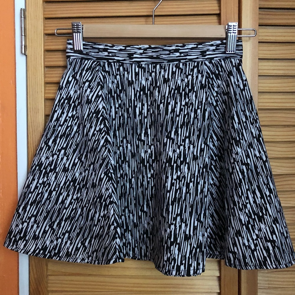 H&M Divided - B&W Patterned Circle Skirt Size US 2 (fits like XS)